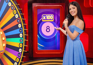 Présentatrice Mega Wheel : Mega Lucky Number 8 avec multiplicateur ×100